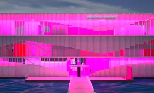 Valentino устанавливает розовые инсталляции по всему миру